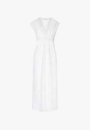 Witte mouwloze maxi-jurk met diepe V-hals, geraffineerde taille en een kleine decoratieve knoop aan de rechterkant.