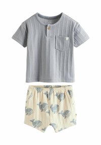 Grå ribbad t-shirt med kort ärm och knappdetalj samt ficka, matchad med krämfärgade shorts med ett blått kaninmönster och elastisk midja.