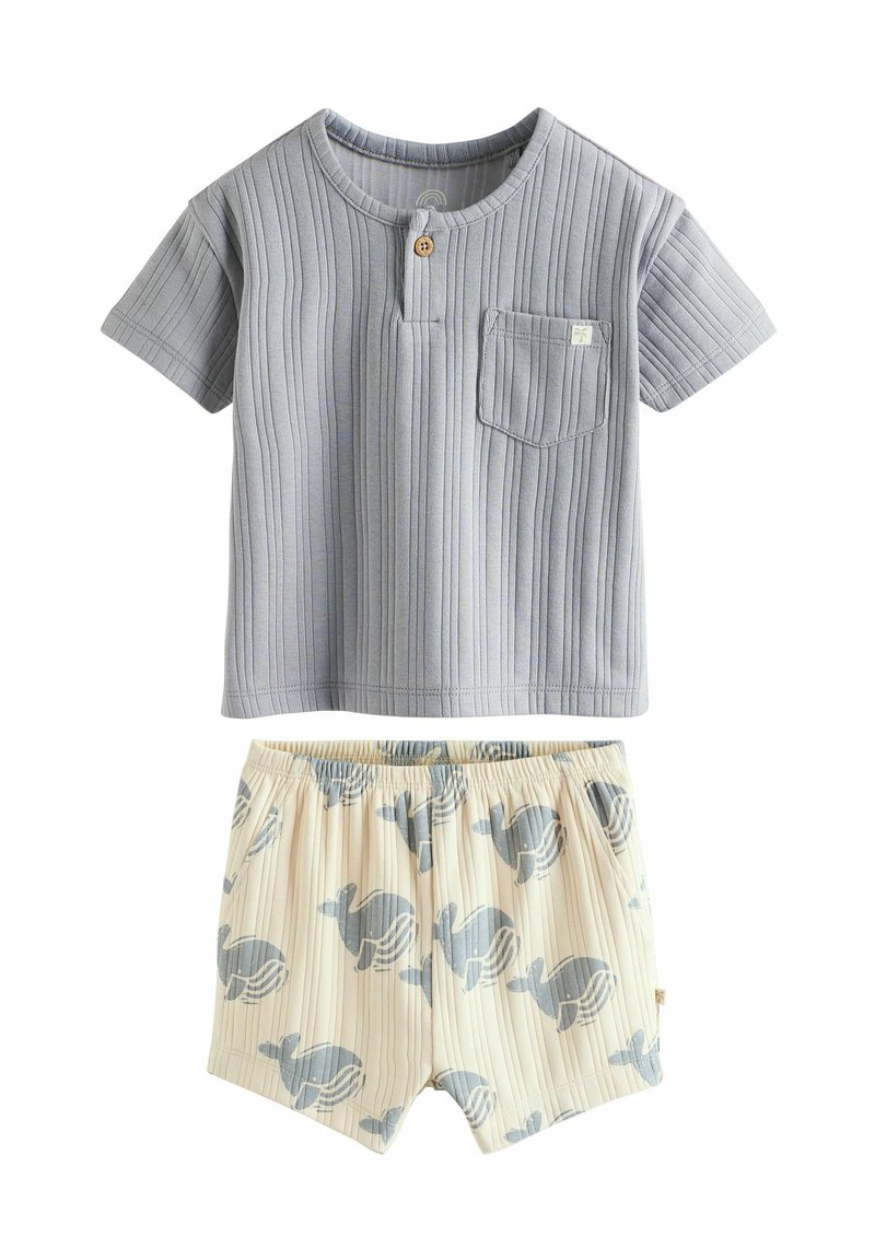 Grå ribbad t-shirt med kort ärm och knappdetalj samt ficka, matchad med krämfärgade shorts med ett blått kaninmönster och elastisk midja.