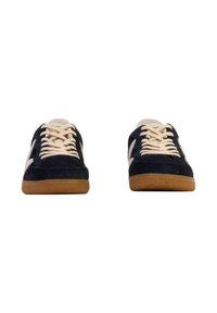 Sneakers in camoscio blu navy con lacci crema, dotati di suola in gomma naturale e design minimalista. La vista frontale mette in evidenza la chiusura con lacci e la texture morbida.