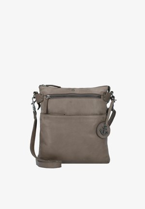 Bolso cruzado de cuero gris con correa ajustable, bolsillo delantero con cremallera y charm decorativo de ancla. Textura suave y diseño minimalista.