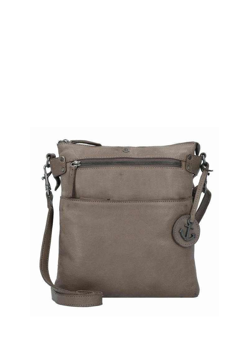 Borsa a tracolla in pelle grigia con tracolla regolabile, tasca frontale con zip e ciondolo decorativo a forma di ancora. Texture liscia e design minimalista.