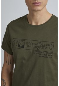 11 Project PRMattis - T-shirts med print - olive night