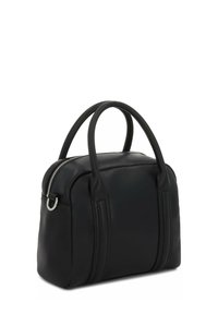 Čierna kožená kabelka s zaobleným horným okrajom, dvomi držadlami a strieborným zipsovým zapínaním. Vyznačuje sa vertikálnym prešívaním a hladkým povrchom.