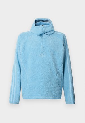 Lyseblå fleece-hettegenser med kvart glidelås, Adidas-logo på brystet og tre striper nedover ermene.