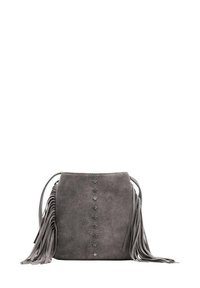 Borsa a tracolla in suede grigia con stelle verticali sul frontale, dettagli in frange sui lati e chiusura con cordoncino.