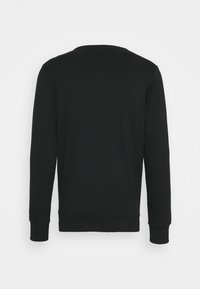 Sudadera negra de manga larga, con cuello redondo, hecha de una tela suave. Presenta puños y dobladillo acanalados, diseño liso sin patrones.