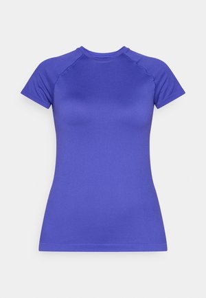 Camisola atlética de manga curta em roxo vibrante. Apresenta um design ajustado, textura suave e costura em contraste ao longo das mangas raglan.