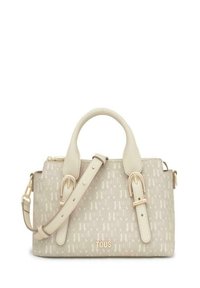 Bolso de mano de piel beige con doble asa superior, correa ajustable, accesorios de metal dorados y patrón grabado. Presenta un logo en la parte frontal.