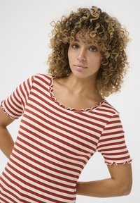 Rood en crèmekleurig gestreept rib T-shirt met korte mouwen, met een scalloped halslijn en zoom.