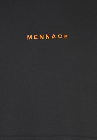Sudadera negra con el logotipo bordado "MENACE" en un brillante color naranja. El material es una tela suave y lisa con un diseño sin costuras.
