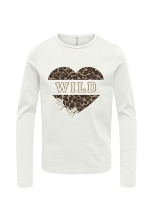 Hvid langærmet skjorte med et leopardtrykt hjerte og ordene "WILD" og "stay wild" trykt på forsiden.