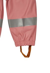 Rosa wasserdichte Hose mit elastischen Bündchen. Sie verfügt über einen silbernen reflektierenden Streifen in der Mitte und braune verstellbare Träger.