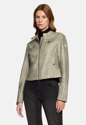 Afgekorte leren jas in lichtgroen met een gestructureerde afwerking. Voorzien van drukknopen, ritssluiting en twee borstzakken.