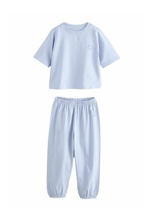 Set potrivit de culoare albastru deschis, compus dintr-un top cu mânecă scurtă cu un logo zâmbitor și pantaloni cu talie elastică. Stil moale și casual, ideal pentru purtare confortabilă.