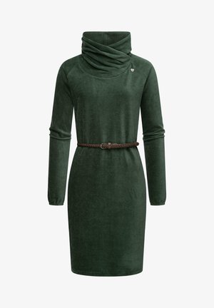 Langarmige jurk in donkergroen, gemaakt van zachte stof. Voorzien van een colkleur en een bruine gevlochten riem rond de taille. Eenvoudig ontwerp met een getailleerde vorm.