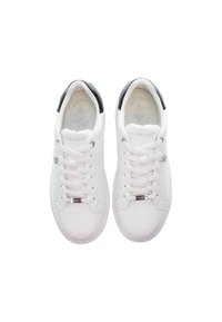 Bílé tenisky se hladkým syntetickým svrškem, kulatou špičkou a černým akcentem na patě. Obsahují stříbrné očky a šněrování. Branding U.S. Polo Assn.