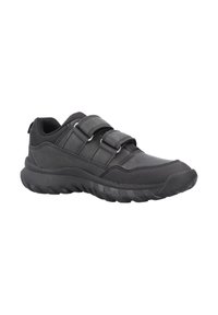 Zapatilla deportiva negra con suela gruesa y dos correas ajustables de gancho y bucle, diseñada para uso casual o deportivo.