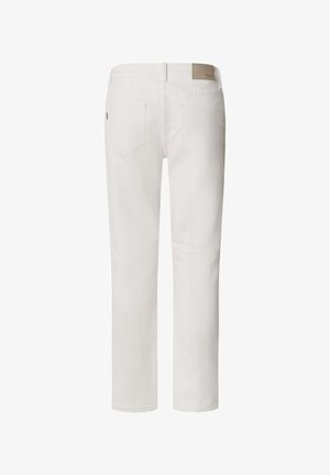 Valged sirge säärega teksad nähakse tagantpoolt, millel on kaks tagataskut ning pruuni naha kaubamärgiplaat vöökohal.