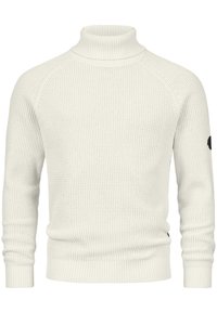 Pull en maille blanche à col roulé avec un motif texturé, des poignets et un ourlet côtelés, arborant un patch logo sur la manche gauche.