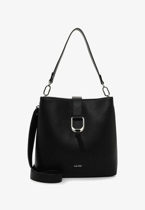 Borsa a tracolla in pelle nera testurizzata con una cinghia superiore, chiusura a fibbia argento e tracolla rimovibile, con il marchio "Suri Frey" nella parte inferiore.