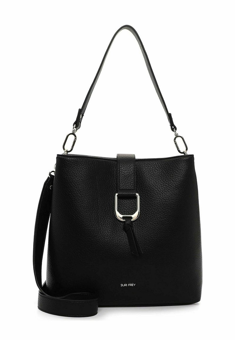Bolso de mano de cuero negro texturizado con una correa superior, cierre de hebilla plateada y correa de hombro desmontable, con la marca "Suri Frey" en la parte inferior.