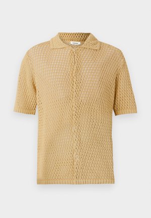 Camicia a maniche corte, con bottoni, in un leggero beige. Presenta un tessuto a maglia aperta e morbida con un motivo testurizzato e un colletto standard.