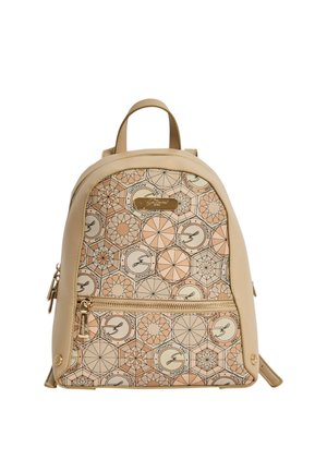Piccolo zaino beige con motivi geometrici, cerniera dorata e targhetta logo del marchio sulla tasca frontale.