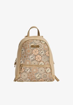 Piccolo zaino beige con motivi geometrici, cerniera dorata e targhetta logo del marchio sulla tasca frontale.