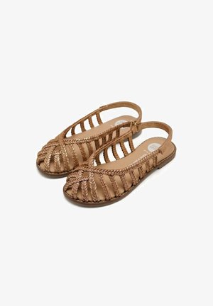 Sandali intrecciati marroni con retro chiuso e punta aperta, caratterizzati da multiple cinghie incrociate e una suola piatta. Adatti per il clima caldo.