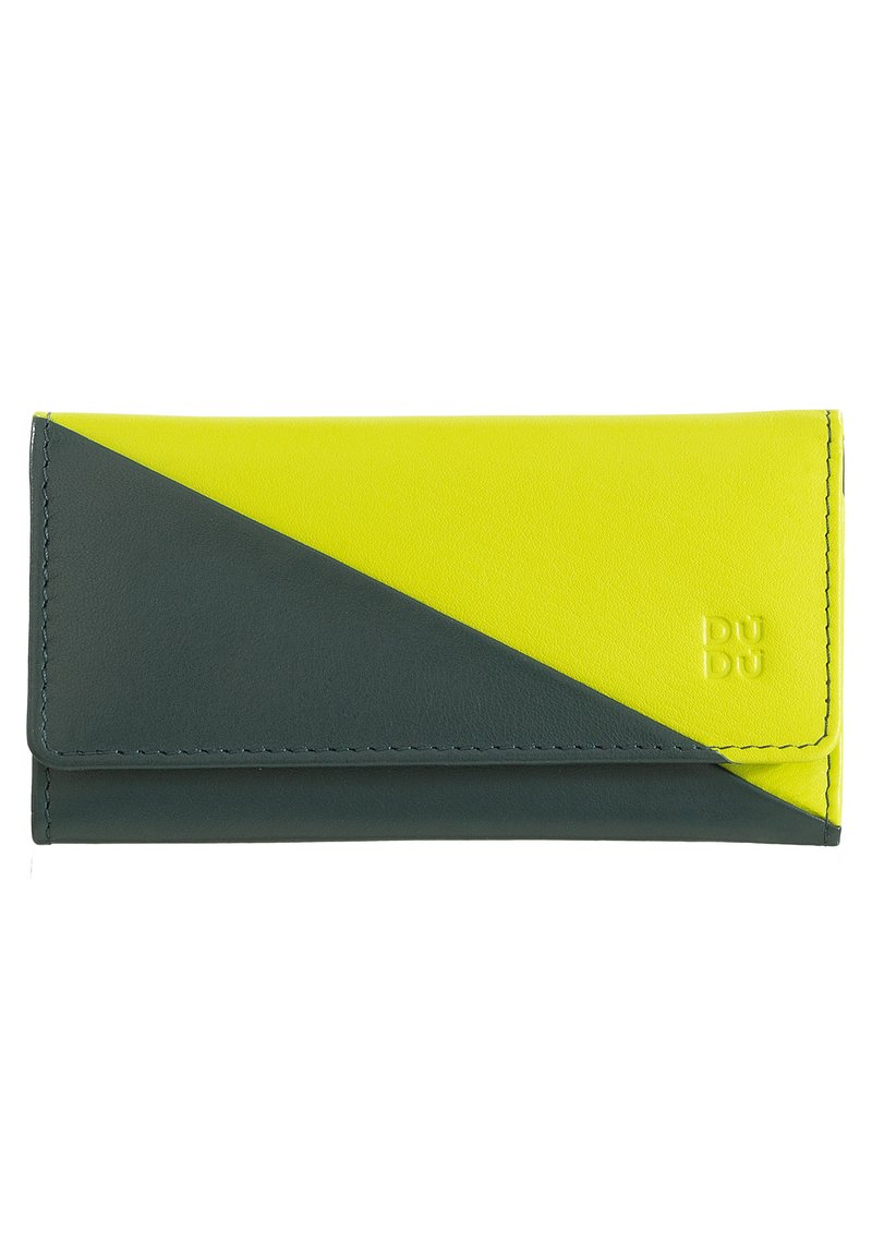 Portefeuille plié avec un design triangulaire ; cuir vert et jaune vif ; texture lisse ; présente un logo de marque en relief ; coutures de couleur assortie.