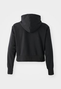 Zwarte cropped hoodie van zacht materiaal, met een grote capuchon en ribgebreide manchetten. Soepele textuur zonder zichtbare patronen of versieringen.