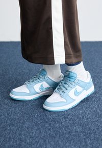 Nike Sportswear DUNK - Matalavartiset tennarit - white/worn blue
