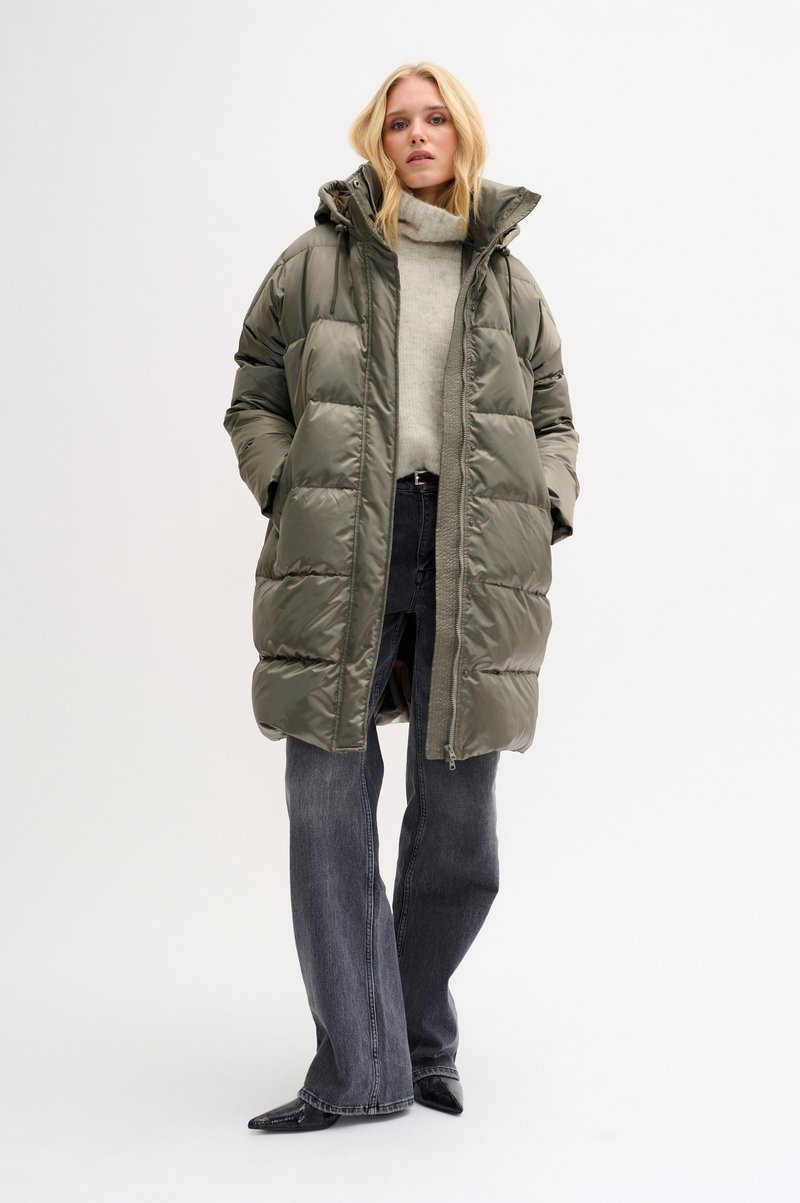 TG. M) Amazon Essentials Piumino Anorak in Poliestere Riciclato Uomo
