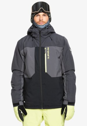 Herren Schneejacke in Grau und Schwarz, ausgestattet mit einer Reißverschluss-Brusttasche und einer verstellbaren Kapuze, ergänzt durch beleuchtete Akzente. Strukturierter Stoff und Bündchen.