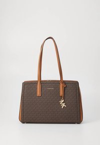 Borsa a mano marrone con monogramma, dettagli in pelle, doppie maniglie, chiusura con cerniera e charm dorato allegato. Forma rettangolare strutturata.