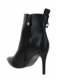 Czarne skórzane botki za kostkę z ostrym noskiem, zapięciem na zamek i wysokim obcasem typu stiletto. Posiadają małą pętelkę do zakupu i gładką teksturę.
