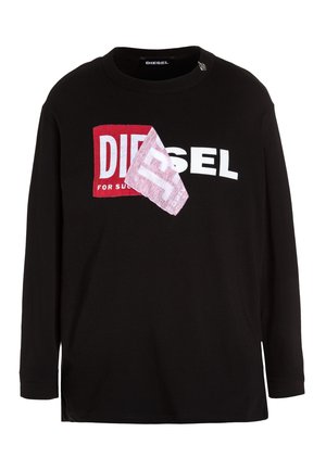 Musta pitkähihainen t-paita, jossa on rohkea valkoinen ja punainen logomalli sekä irrotettava violetti korostus, joka toistaa brändin nimen.