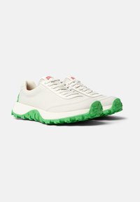 Camper DRIFT TRAIL BURDEOS - Zapatillas - weiß natural