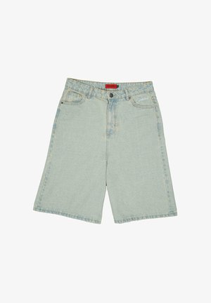 Shorts din denim albastru deschis, cu o croială lejeră, având cinci buzunare, închidere cu buton și logo brodat pe față.