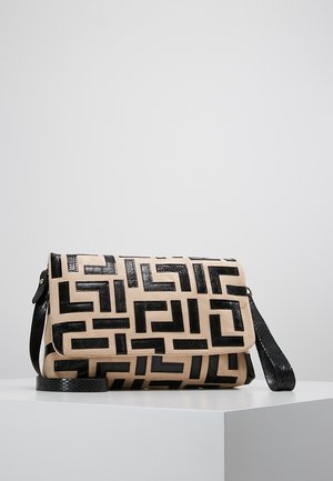 Beżowa i czarna torebka na ramię z geometrycznym wzorem, wykonana ze skóry, o usztywnionym kształcie i teksturowanym czarnym pasku.