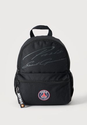 Sort Paris Saint-Germain rygsæk med front lynlåslomme, net side lomme og "Just Do It" nøglekæde fastgjort til lynlåsen.