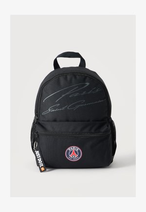 Sort Paris Saint-Germain rygsæk med front lynlåslomme, net side lomme og "Just Do It" nøglekæde fastgjort til lynlåsen.