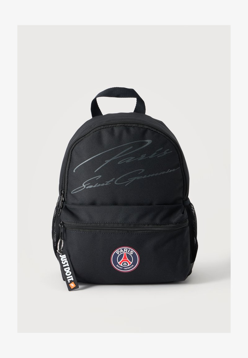 Μαύρο σακίδιο Paris Saint-Germain με εμπρόσθια τσέπη με φερμουάρ, δίχτυ στο πλάι και μπρελόκ "Just Do It" προσαρμοσμένο στο φερμουάρ.