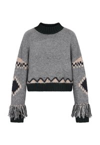 Grauer Strickpullover mit hohem Kragen, Rautenmuster in Dunkelblau und Beige sowie fransigen Ärmeln mit unterschiedlichen Garnstrukturen.