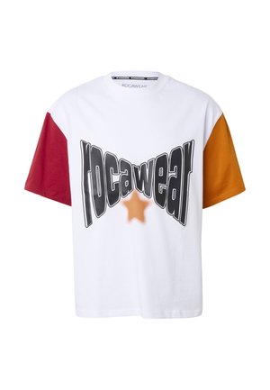 Weißes kurzärmeliges T-Shirt mit rotem linkem Ärmel, orangefarbenem rechtem Ärmel, großem schwarzem „rocawear“-Text verzerrt über einem braunen Stern auf der Vorderseite.
