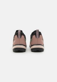 Adidas Terrex TRACEROCKER 2 GTX  - Pantofi drumeție - silver green/linen green/warm clay