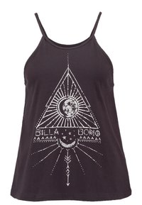 Top negro sin mangas con un diseño gráfico blanco de un triángulo que incluye elementos celestiales, como una luna, un sol y estrellas, con tirantes ajustables.
