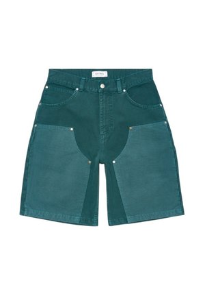 Mørkegrønne denimshorts med store lysere grønne frontlommer og sølvnitter, knaplukning og bæltestropper.