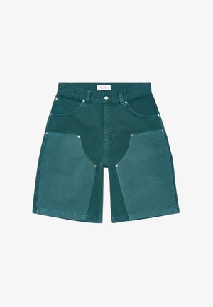 Mørkegrønne denimshorts med store lysere grønne frontlommer og sølvnitter, knaplukning og bæltestropper.